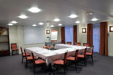 Noemys Montlucon - Restaurant מלון